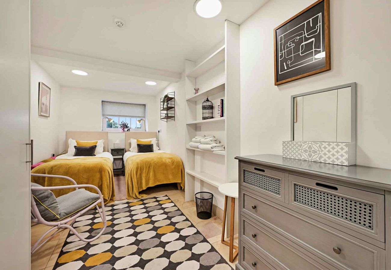 Apartment in East Molesey - Craven House, Lower Garden