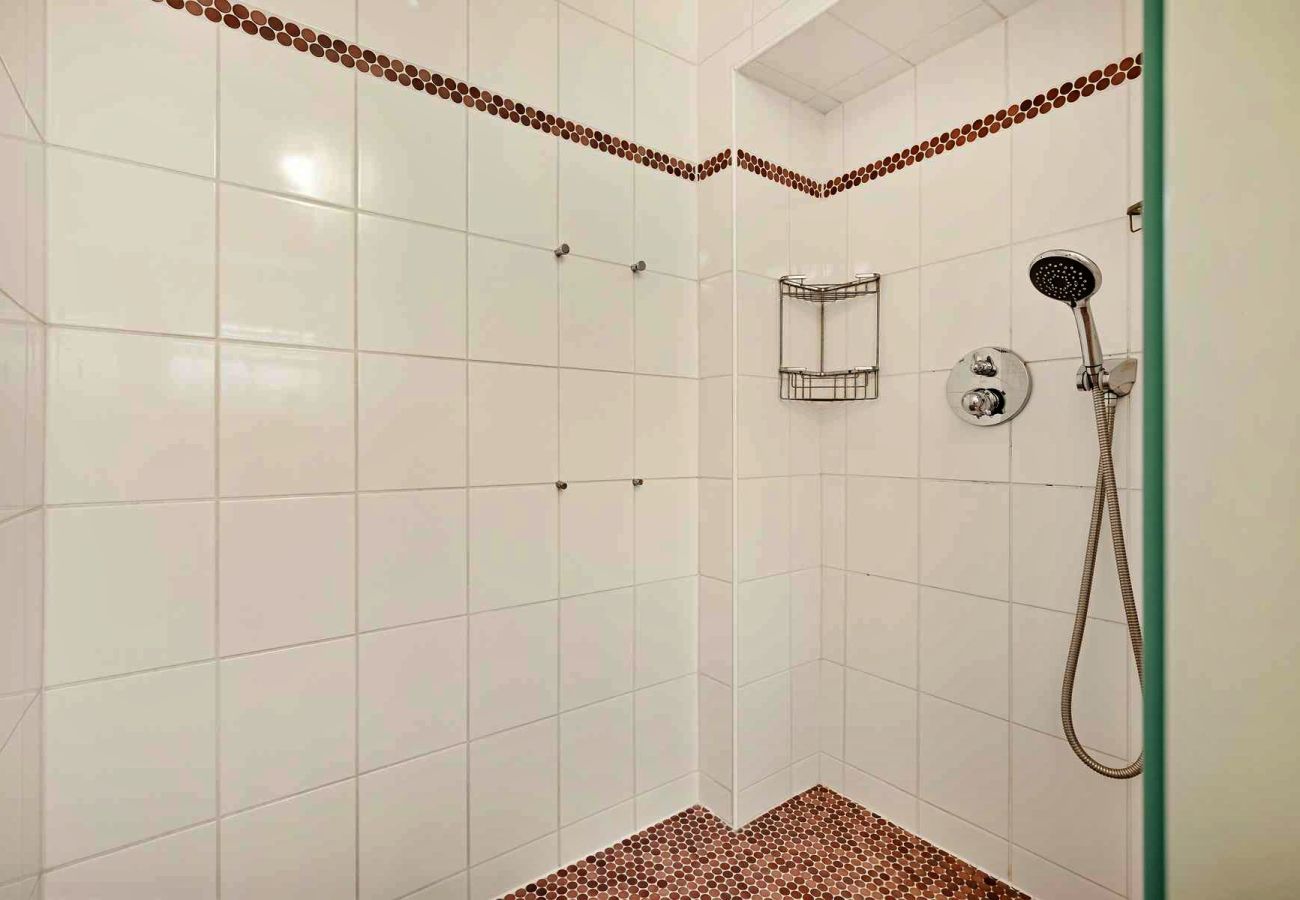 Apartment in East Molesey - Craven House, Lower Garden